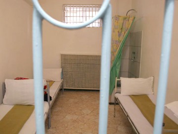 Indivizii care au agresat un poliţist la Corbu rămân în arest